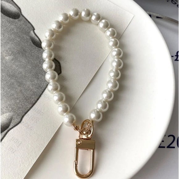 Pearl Keychain - Picture 2 of 2